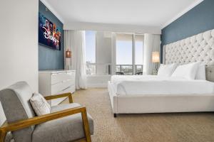 Una cama o camas en una habitación de FontaineBleau Suite Ocean View 40 fotos más