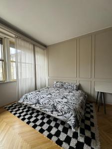 a bedroom with a bed and a checkered rug at Casa26 - openspace in centro a Torino - in Turin