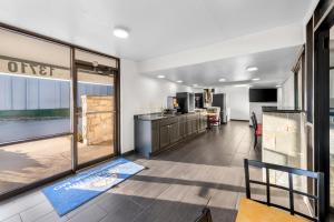 Una cocina o cocineta en Americas Best Value Inn Kansas City East - Independence