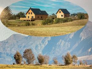 ein Bild eines Hauses auf einem Hügel in der Unterkunft Gite Artense lodge in Saint-Genès-Champespe