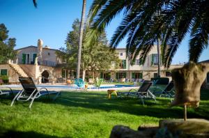 une cour avec des chaises et une piscine dans l'établissement Doppelzimmer Gregal Es Llobets, à Llucmajor