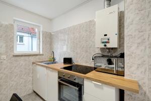 a kitchen with a sink and a counter top at Die Edisonstraße in Pforzheim