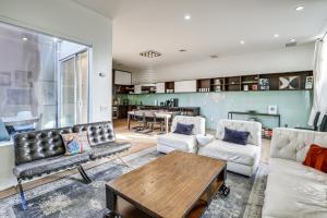 un salon avec un canapé et une table dans l'établissement Walk to Harbor and Dining! Spacious San Diego Home, à San Diego