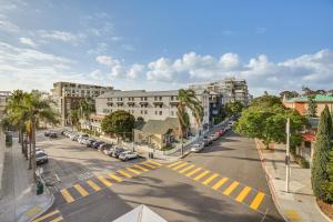 une vue aérienne sur une rue d'une ville dans l'établissement Walk to Harbor and Dining! Spacious San Diego Home, à San Diego