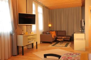 Televisyen dan/atau pusat hiburan di Evimiz Hotel