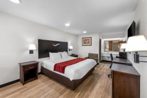 Una cama o camas en una habitación de Americas Best Value Inn Kansas City East - Independence