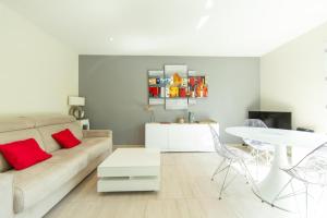 a living room with a couch and a table at Appartement Villa De L'Arche en plein centre-ville in Andernos-les-Bains