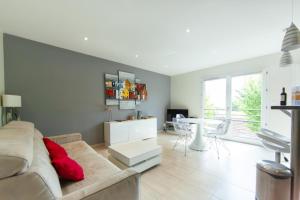 a living room with a couch and a table at Appartement Villa De L'Arche en plein centre-ville in Andernos-les-Bains