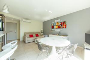 a living room with a white table and chairs at Appartement Villa De L'Arche en plein centre-ville in Andernos-les-Bains +15 photos
