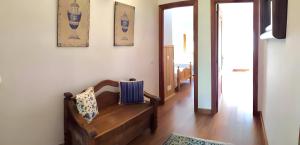 コスタ・デン・ブラネスにあるVilla Tramuntanaのリビングルーム(ベンチ付)