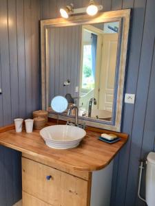 Ένα μπάνιο στο appartement Les pieds dans l'eau avec vue bassin