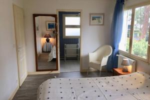 Ένα ή περισσότερα κρεβάτια σε δωμάτιο στο appartement Les pieds dans l'eau avec vue bassin