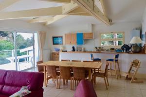 Η κουζίνα ή μικρή κουζίνα στο appartement Les pieds dans l'eau avec vue bassin