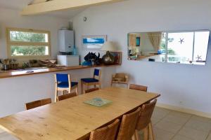 Η κουζίνα ή μικρή κουζίνα στο appartement Les pieds dans l'eau avec vue bassin +12 φωτογραφίες