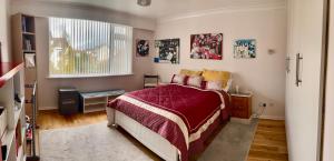 サウスポートにあるSouthport-Birkdale Luxury Havenのベッドと窓のある寝室