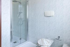 Un baño blanco con ducha y WC. en De Homes - Appartamento con Terrazza vicino Assago e Milano, en Buccinasco 9 fotos más