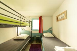 Giường trong phòng chung tại Maisonnette St Brice 44 for 5 persons