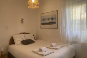 En eller flere senge i et værelse på maison Isabel à Arès