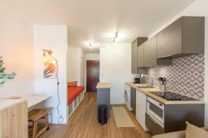 Kuchyň nebo kuchyňský kout v ubytování Studio Du Port 30 vue bassin et port ostréicole