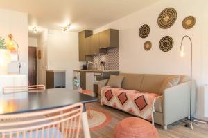 Kuchyň nebo kuchyňský kout v ubytování Studio Du Port 30 vue bassin et port ostréicole