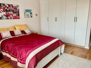 サウスポートにあるSouthport-Birkdale Luxury Havenのベッドルーム(ベッド1台、白いキャビネット付)