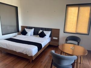 Una cama o camas en una habitación de kanchan kutir villa