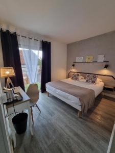 Postel nebo postele na pokoji v ubytování Amadour Hôtel