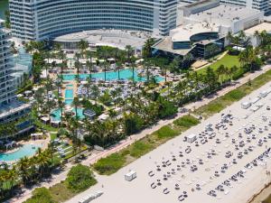 La alberca dentro o cerca de FontaineBleau Suite Ocean View