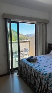 Un pat sau paturi într-o cameră la Apartamento duplex em Itaipava com vaga