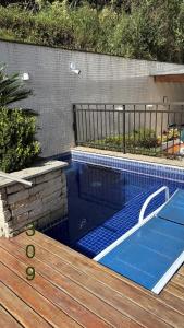 Piscina de la sau aproape de Apartamento duplex em Itaipava com vaga