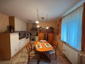 Una cocina con una mesa y sillas de madera en una habitación. en Ferienwohnung Baier, en Überlingen 31 fotos más