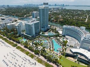 La alberca dentro o cerca de FontaineBleau Suite Ocean View