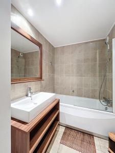 Koupelna v ubytování Isola 2000 T2 lumineux avec balcon, vue montagne, proche pistes