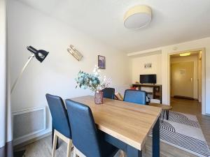 TV a/nebo společenská místnost v ubytování Isola 2000 T2 lumineux avec balcon, vue montagne, proche pistes