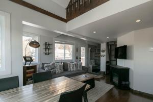 TV a/nebo společenská místnost v ubytování Condo Resort - Gondola 4 min walk -Terrace