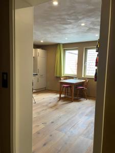 a kitchen and dining room with a table and chairs at Bio Bausewein - Studio 1 in Iphofen