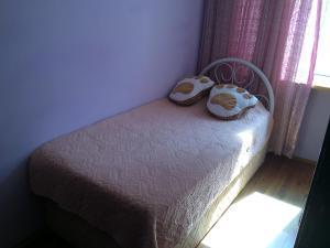 uma pequena cama num quarto com uma janela em Apartment On Khinikadze 4 em Batumi