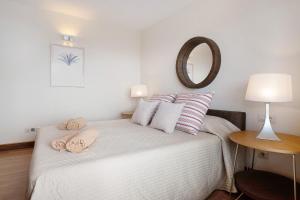 a bedroom with a bed with towels on it at Welling in Punta de Mujeres