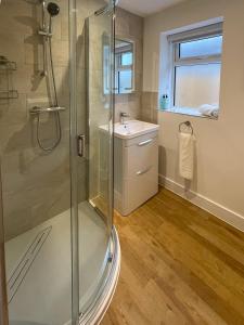 Koupelna v ubytování Luxury 1 bed new-build house near Science & Business parks + 24 fotografií