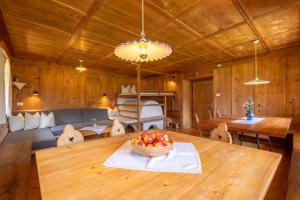 a room with a table with a bowl of fruit on it at Ferienhaus Oberschneider in Selva dei Molini