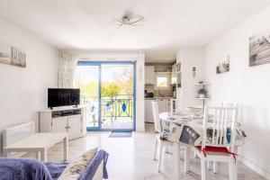 eine Küche und ein Esszimmer mit Tisch und Stühlen in der Unterkunft 07 - Villa Sainte Marie, Vue golf in Pornic