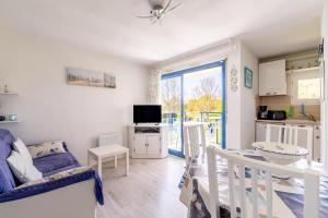 ein Wohnzimmer mit Sofa und Tisch in der Unterkunft 07 - Villa Sainte Marie, Vue golf in Pornic + 13 Fotos