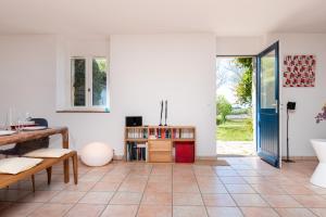 Una sala de estar abierta con una mesa y un banco. en L’échappée belle de l’étier, en Le Tour-du-Parc