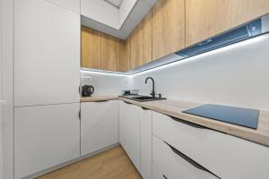 Kuchyň nebo kuchyňský kout v ubytování White Serenity Apartment