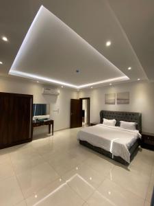 a large bedroom with a bed and a desk at جوهرة الياقوت in Jeddah
