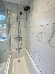 Koupelna v ubytování Luxury 2 bed new-build house near Science & Business parks + 24 fotografií