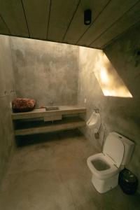 un bagno con un water e un lavandino di Refúgio Contemporâneo na Serra da Bocaina a Silveiras