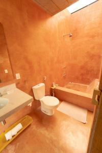 un bagno con un water, un lavandino e una vasca di Refúgio Contemporâneo na Serra da Bocaina a Silveiras