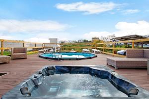 un jacuzzi en el tejado de un edificio en Montemar 1, en Moya