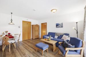 オーバーアウドルフにあるFewo Brünnstein - Nr 35 Romantikの青いソファとテーブルのあるリビングルーム